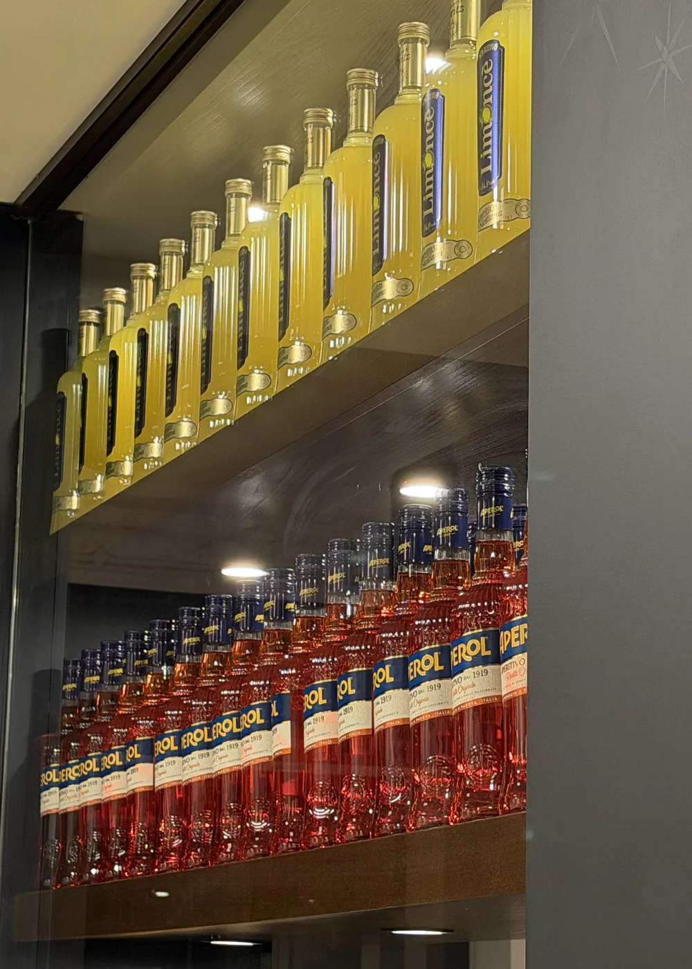 Flaschenwand an der Bar der Galerie 280