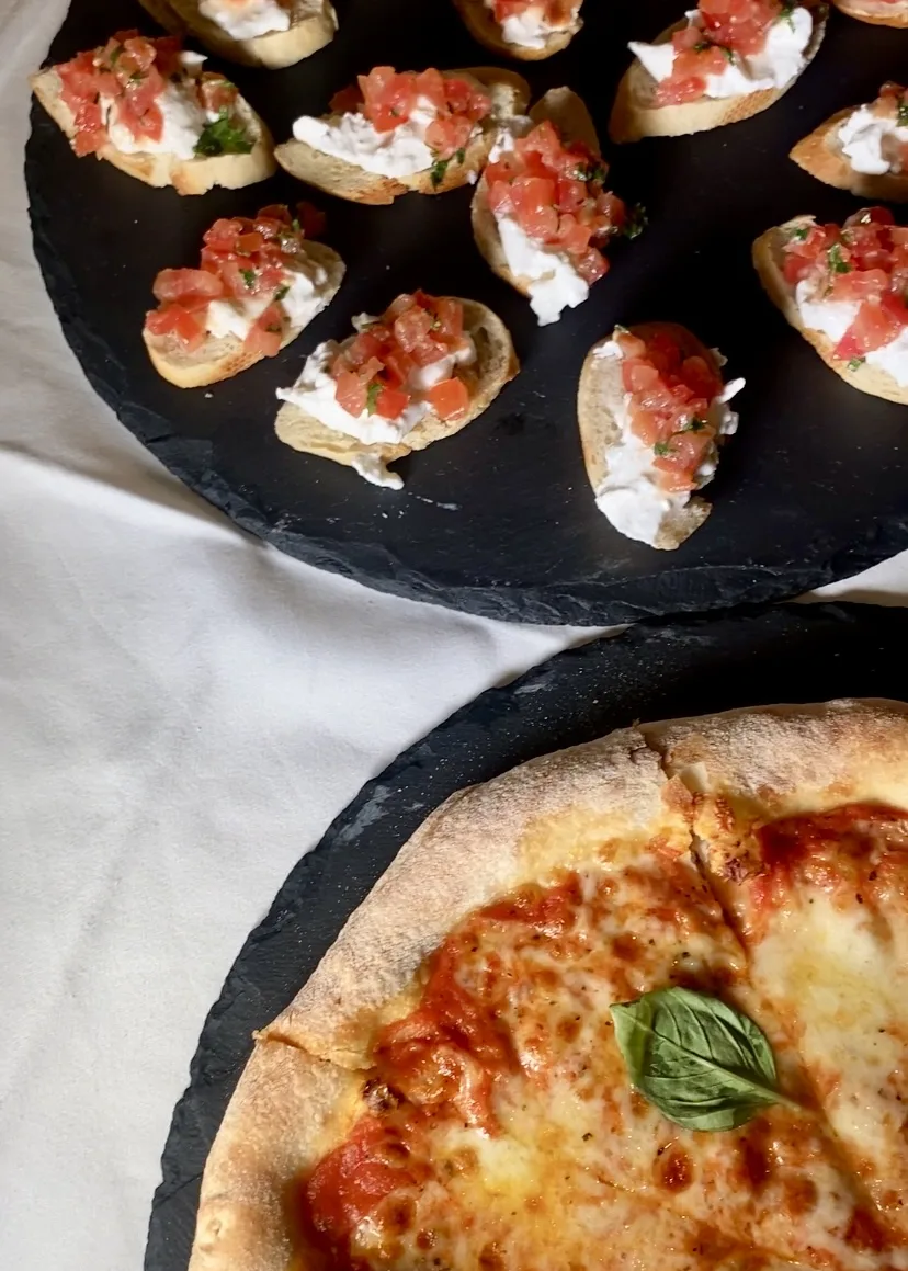Bruschetta und Pizza