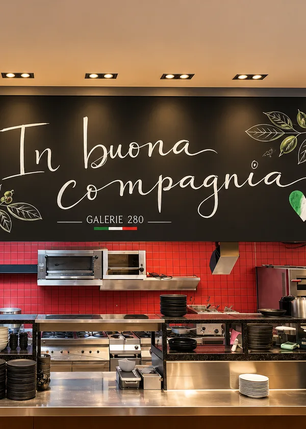 Kreidetafel „In buona compagnia“ über der Küche der Galerie 280